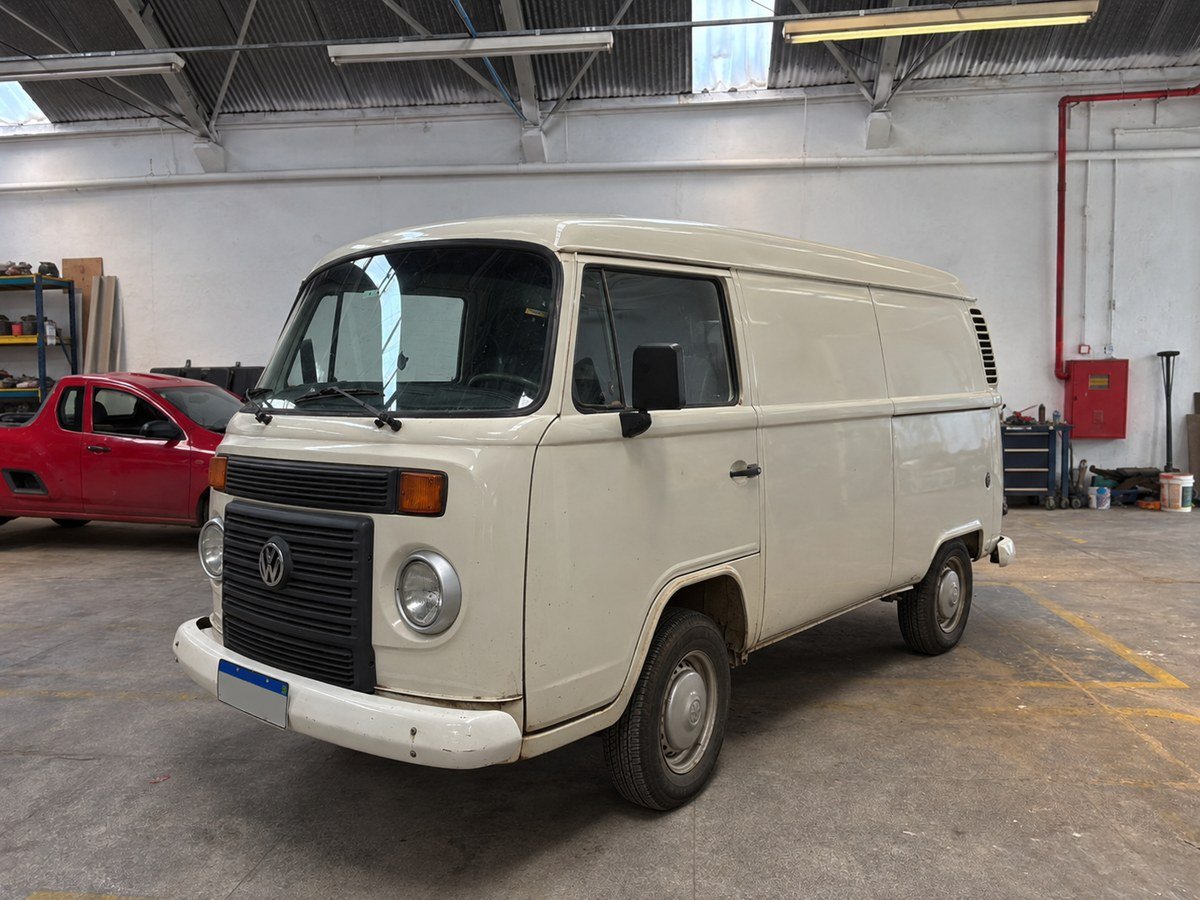 Mesma Kombi antes da transformação, ainda sem pintura e identidade visual
